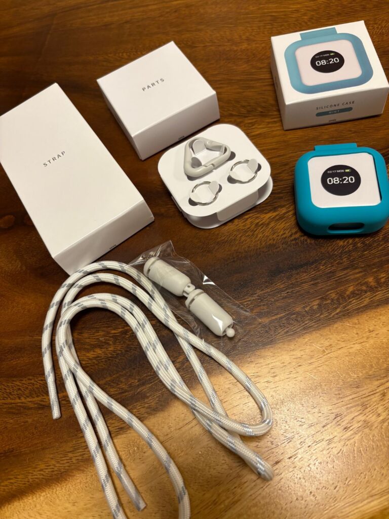 ボットトークの同梱物（本体・ストラップ・パーツ一式）