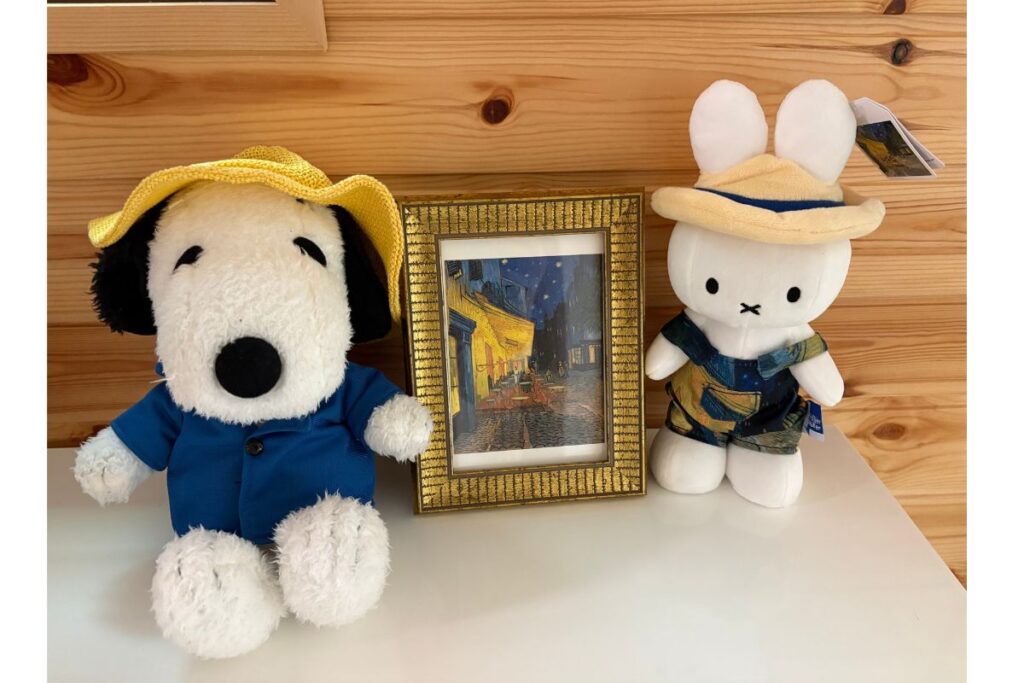 ゴッホ展で購入したミッフィーと以前購入したスヌーピーコラボぬいぐるみ